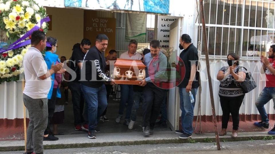 Familiares oran por su eterno descanso