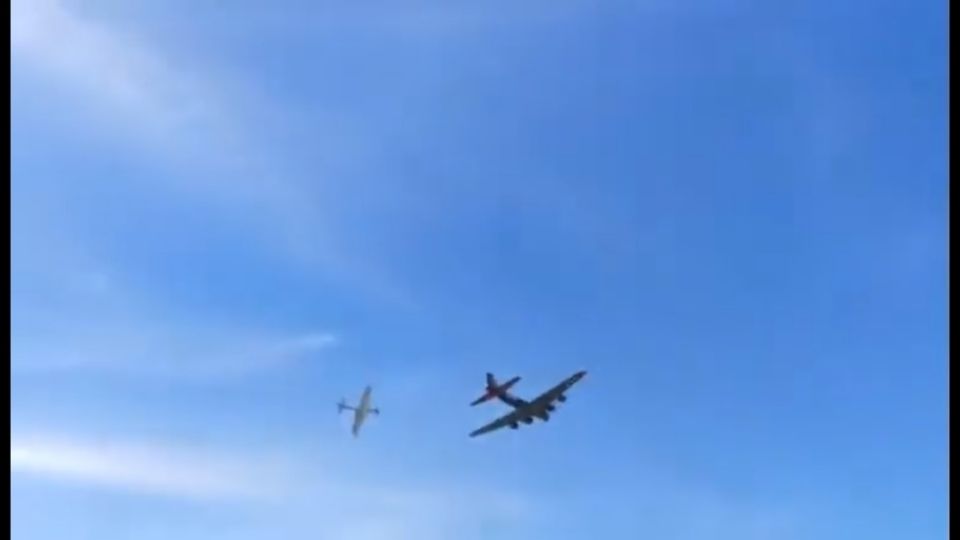 Durante una exhibición aérea en Dallas, Texas, dos aviones chocaron cuando hacían maniobras; por el momento se desconoce el número de heridos o fallecidos