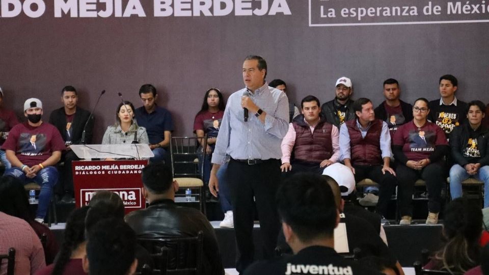 Ricardo Mejía reconoció que las juventudes necesitan apoyos y becas.