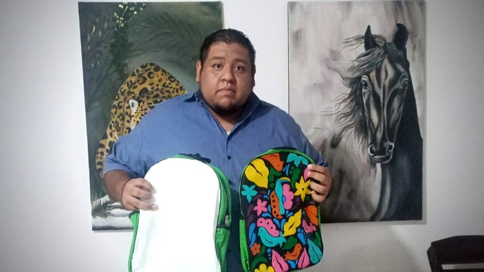 Además, regala mochilas a niñas y niños con problemas económicos.