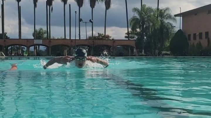 Kenai adelgazó nadando y hoy representa en competiciones a Veracruz