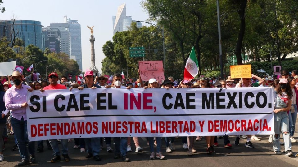 Miles de personas en todo del país salieron a las calles en defensa del INE y contra la reforma electoral del gobierno federal