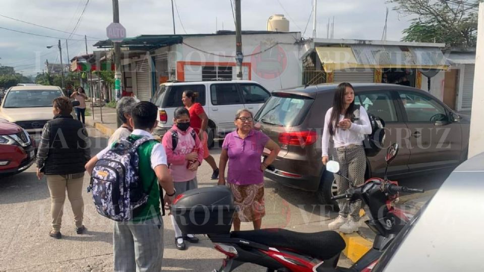 Más de 30 estudiantes de la telesecundaria Cuauhtémoc en Poza Rica, Veracruz, fueron atendidos de emergencia por una presunta intoxicación.