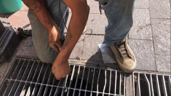 Oficio de pandemia: Cazador de monedas en la coladera