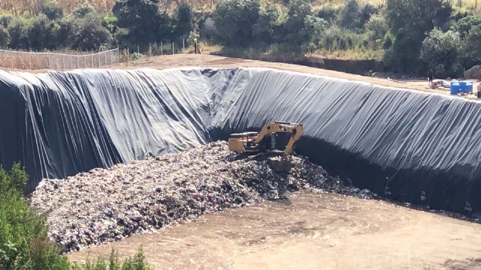 Vecinos señalaron que desde hace 20 días una mina en desuso comenzó a emplearse como relleno sanitario en la zona sur del municipio de Calimaya.