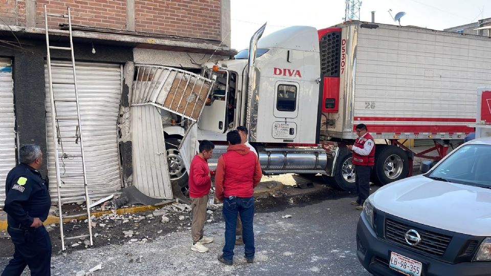 Después de embestir a un peatón, el tráiler se impactó contra una casa en Toluca.