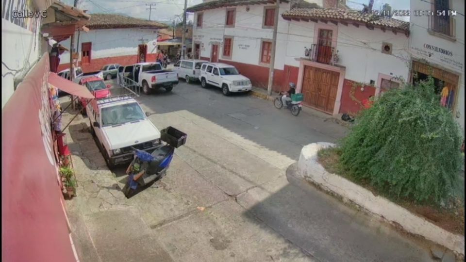 El hecho ocurrió la tarde de ayer sobre la calle Libertad y fue captado por una cámara de vigilancia y presenciado por decenas de habitantes de ese pueblo mágico