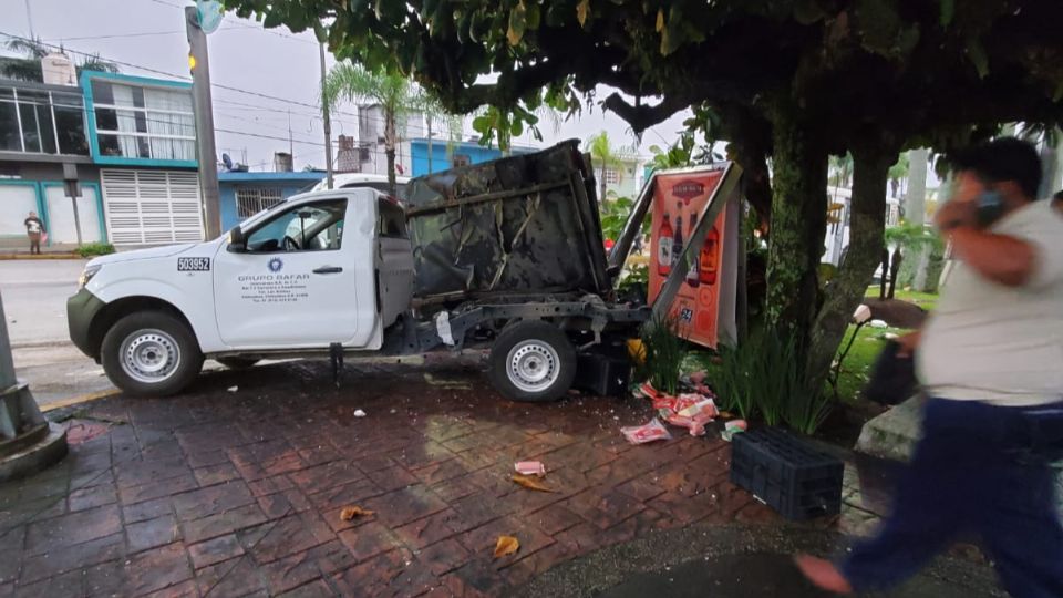 Personas se acercaron a robar la mercancía que llevaba la camioneta y de la cual varios productos quedaron regados en el piso, en Córdoba.