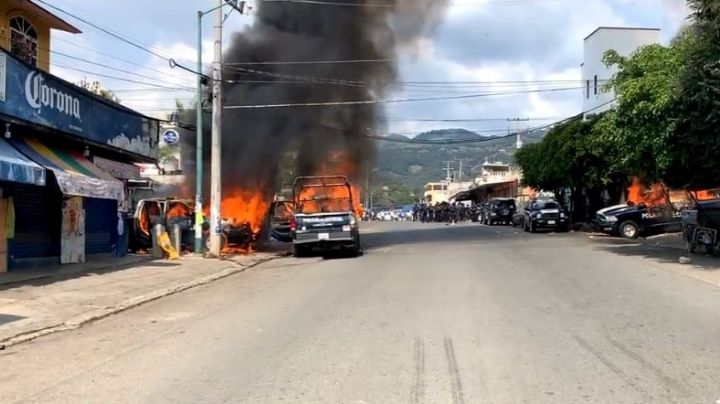 VIDEO: Taxistas se manifestan y queman patrullas en Tejupilco, Estado de México