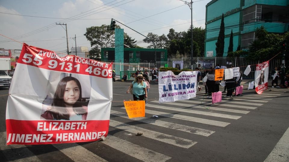 Debido a la desaparición de Elizabeth Jiménez Hernández, familiares y amigos se manifestaron en la Glorieta de Insurgentes para exigir mayor apoyo por parte de las autoridades en su búsqueda. 