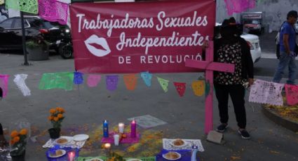 Trabajadoras sexuales colocan ofrenda para sus compañeras víctimas de feminicidio
