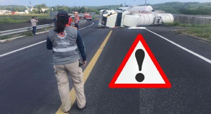 Pipa con diésel vuelca en distribuidor de autopista Veracruz-La Antigua