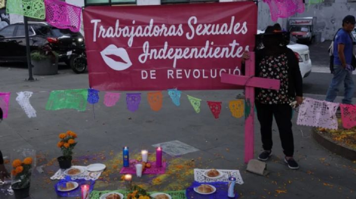 Trabajadoras sexuales colocan ofrenda para sus compañeras víctimas de feminicidio