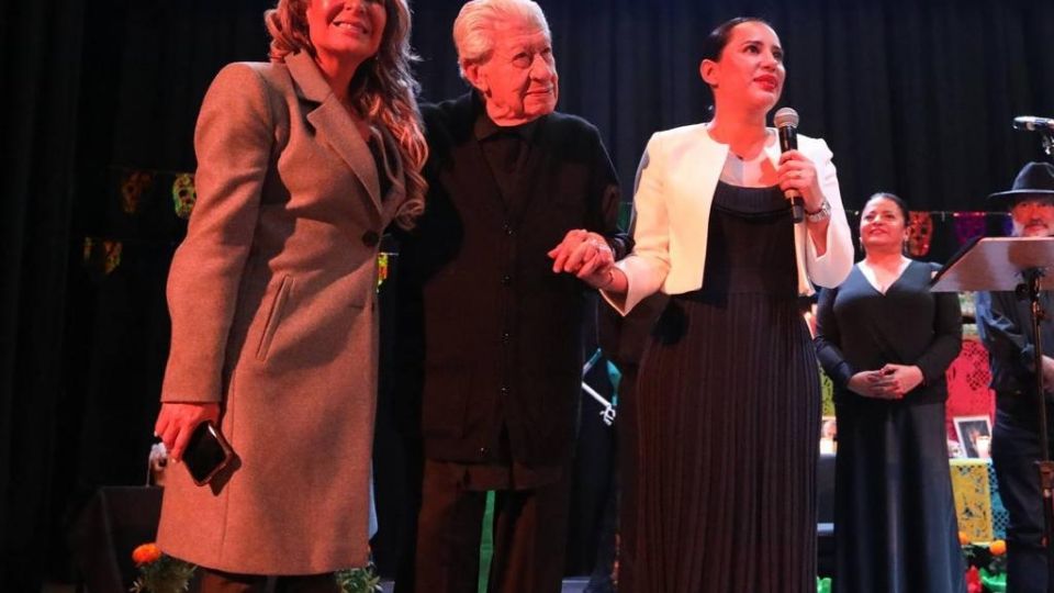 Sandra Cuevas alcaldesa de Cuauhtémoc felicitó al primer actor  tras concluir la obra.