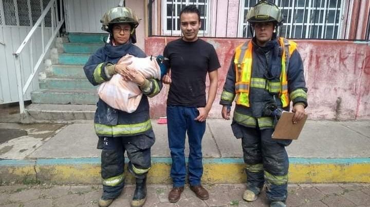 Bomberos salvan el pavo de una familia en Hogares de Atizapán  
