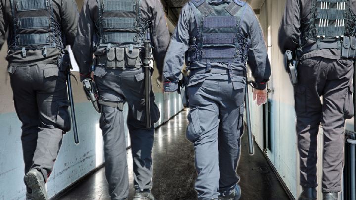 Armas blancas, celulares y droga, objetos decomisados en operativo del Cereso de Tula