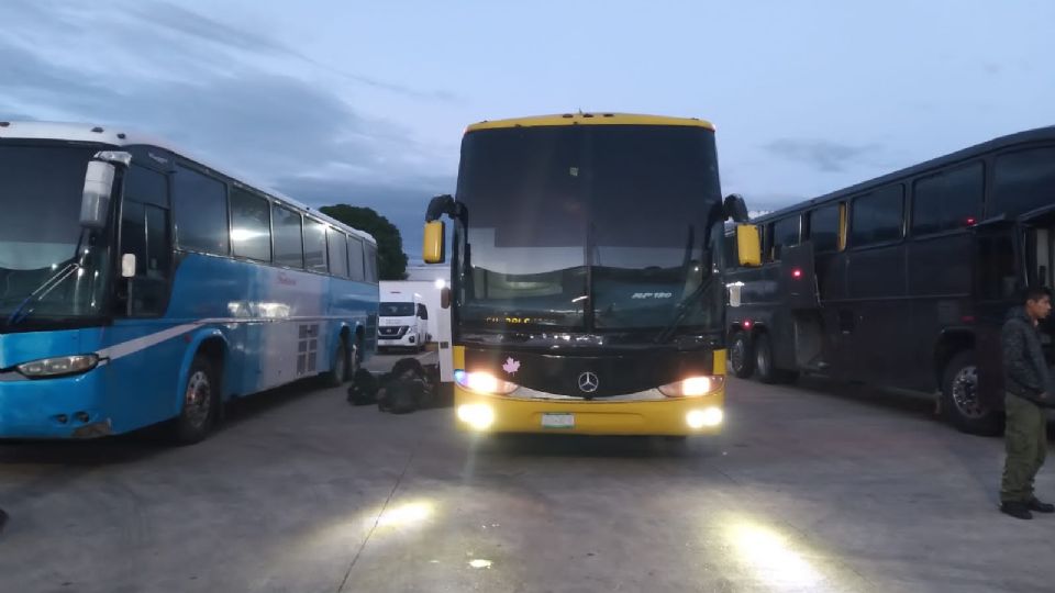 El convoy de 4 autobuses fue detectado en un puesto de revisión