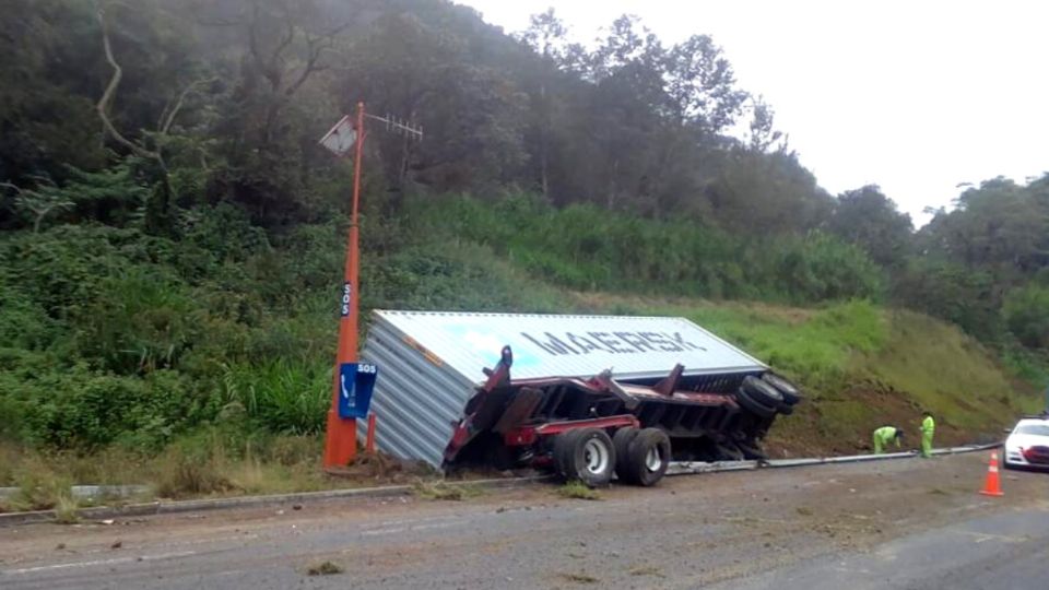 Luego de que se volcara en plena carretera.