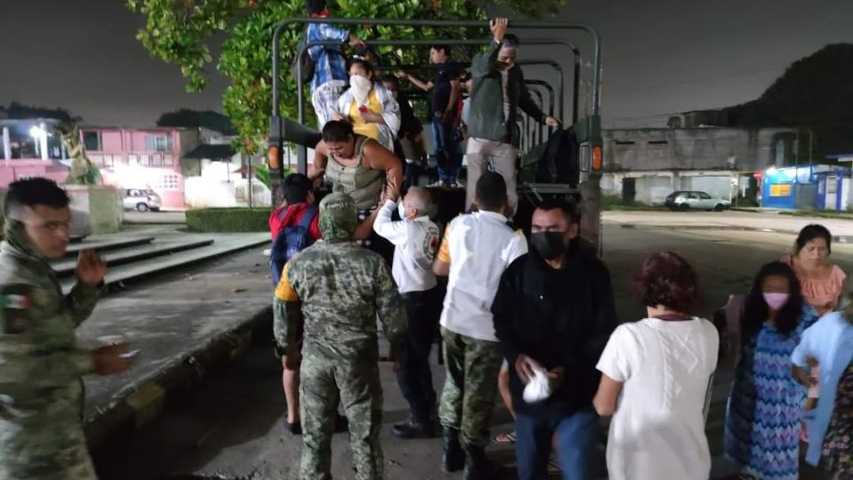 Durante la madrugada, elementos de la SEDENA y SEMAR apoyaron en la evacuación