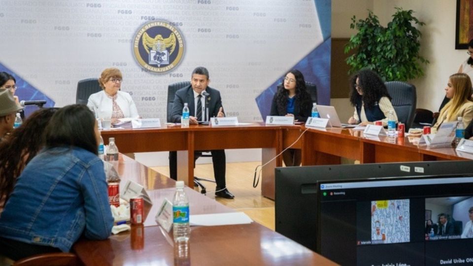 El fiscal Carlos Navarrete, durante la reunión con familiares de desaparecidos.