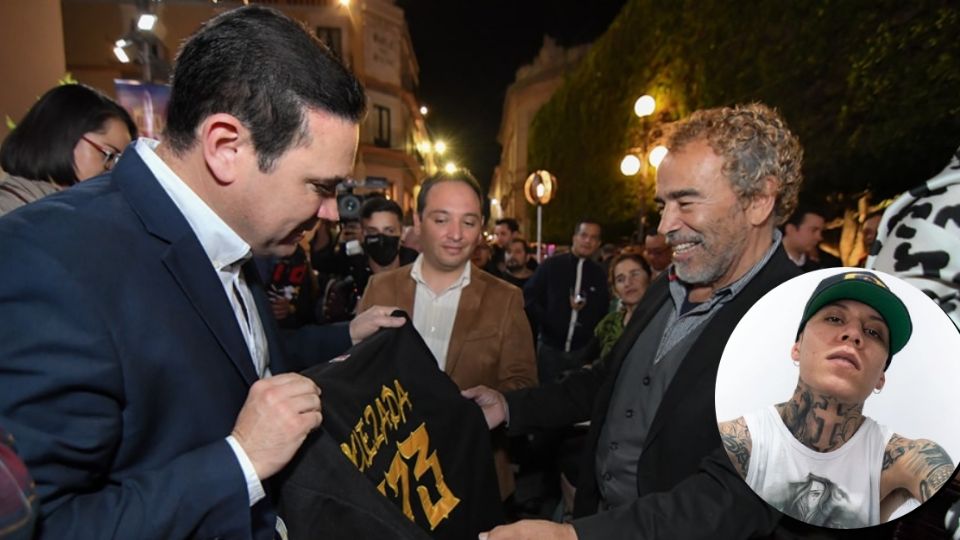 Damián Alcázar recibe una playera de Santa Fe Klan de manos del alcalde Alejandro Navarro