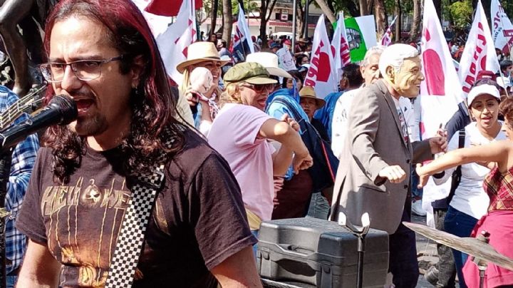 VIDEO Rockeros roban reflectores a AMLO en marcha y calman los ánimos