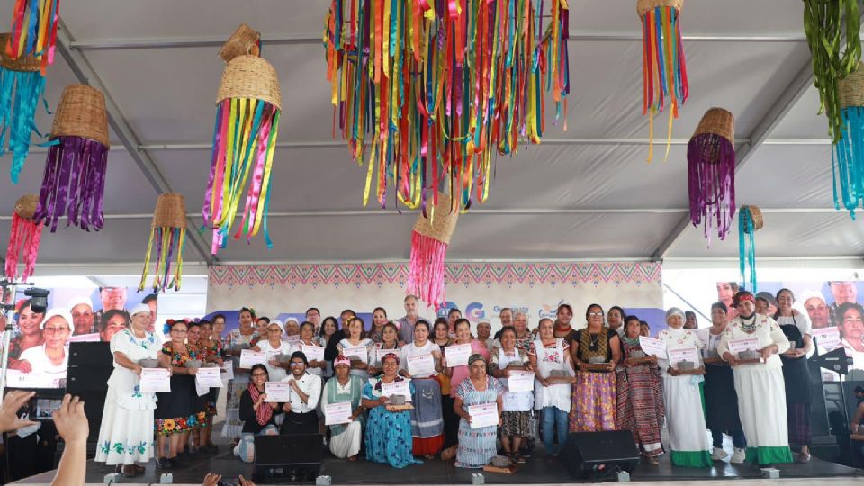 Cuarenta cocineras de 20 municipios de Guanajuato, Yucatán, Oaxaca y San Luis Potosí participaron en el 10mo. “Encuentro de Cocineras Tradicionales”.