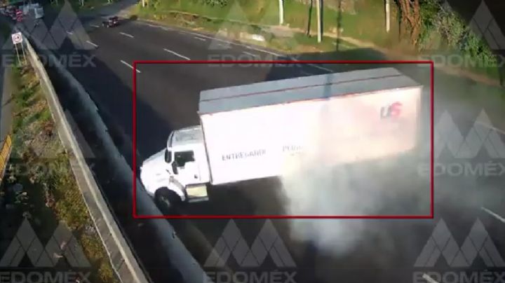 VIDEO: Captan momento exacto de la volcadura de una camioneta de carga en la México-Toluca