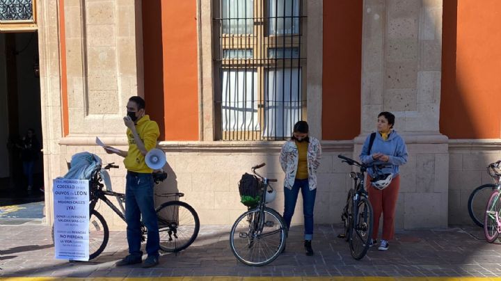 Protesta pacífica por ciclistas que fallecen por accidentes en vialidades de León