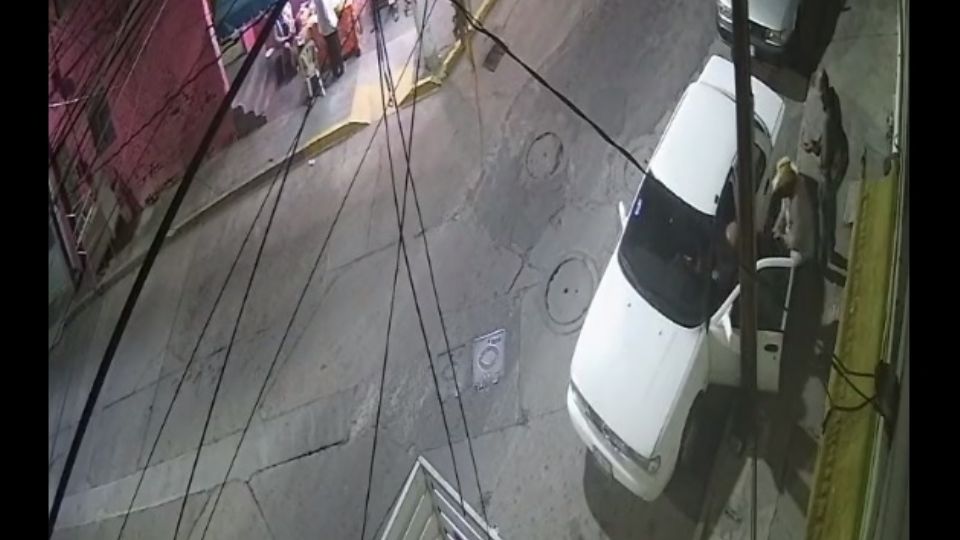 A jalones sacaron al conductor de la unidad para robársela.