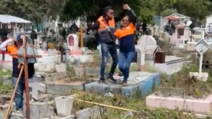 VIDEO: Servidores públicos bailan sobre una tumba en panteón de Iztapalapa