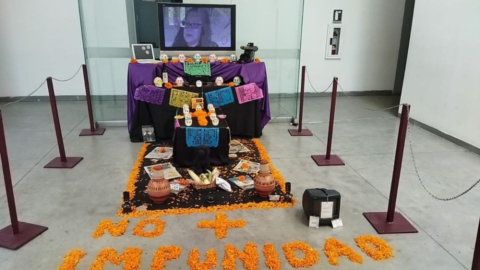 Un altar con 19 calaveras de azúcar, una por cada trabajador de medios de comunicación asesinado en México este año, sirvió en Tijuana para conmemorar el Día de muertos