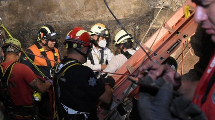 ¿Broma? “Amigos” avientan a joven a pozo de 45 metros; lo rescatan 2 días después