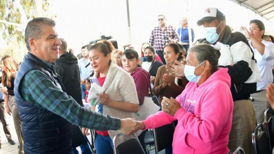 El gobernador Miguel Riquelme decidió no gastar más de 3 mil millones de pesos en programas dirigidos a garantizar el acceso a los derechos humanos o solucionar problemas de sectores vulnerables