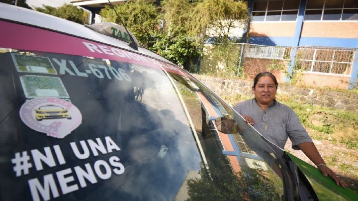 Mujeres viajan seguras con Lorena, taxista que trabaja en Xalapa