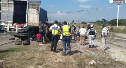 En Amatlán, rescatan a 117 migrantes abandonados en camión