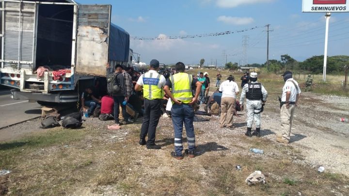 En Amatlán, rescatan a 117 migrantes abandonados en camión