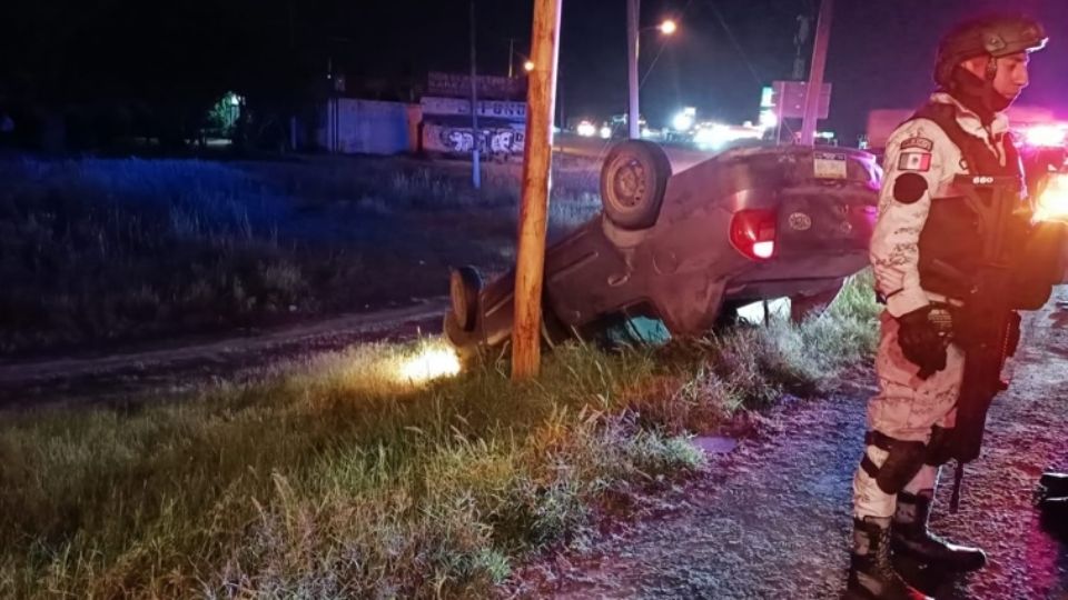 El auto quedó volcado después de pasar una curva en el acceso al Entronque de San Luis de la Paz.