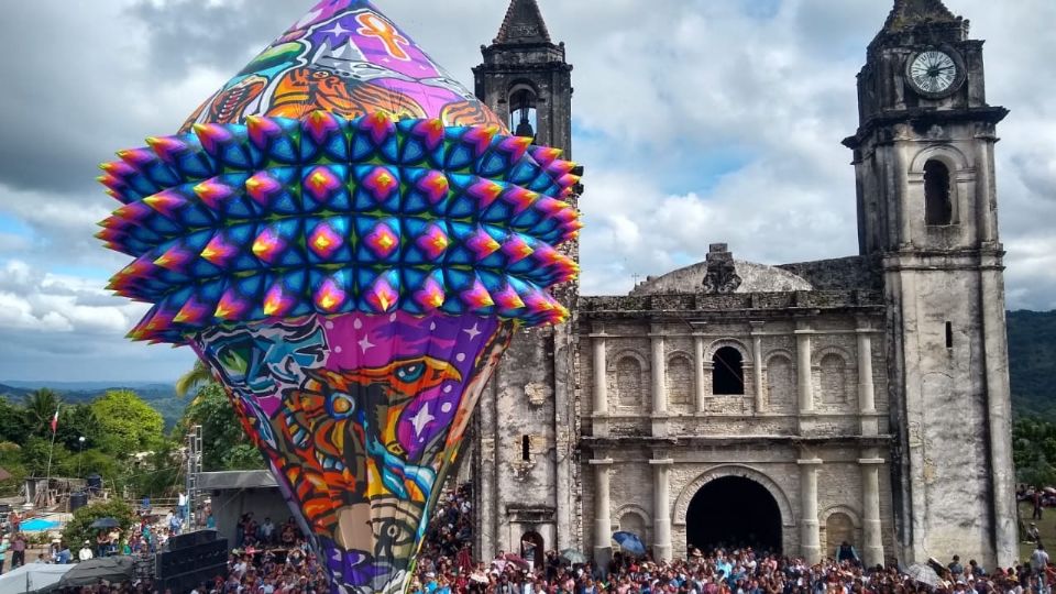 Artesanos utilizan papel de china, técnica y mucha imaginación para crear los colosales globos