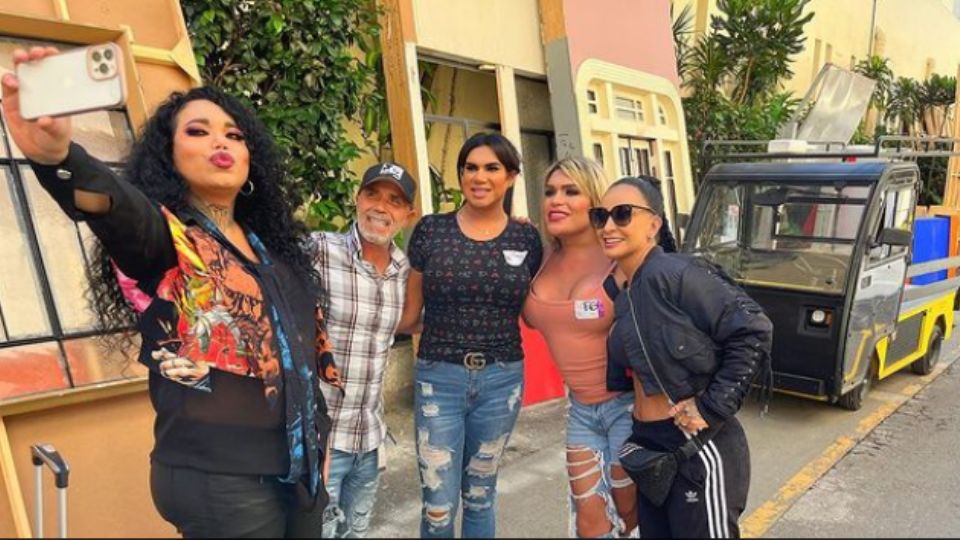 Kimberly Irene, Wendy Guevara y Paola Suárez, en las instalaciones de Televisa San Ángel.