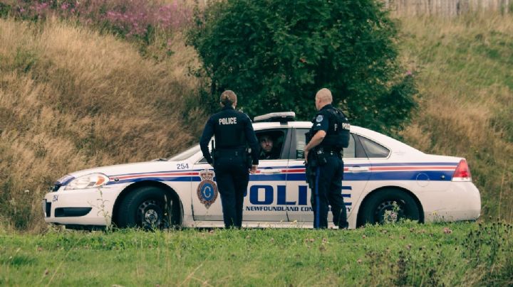 VIDEO: Policías esposan a mujer, la suben a patrulla y es embestida por tren