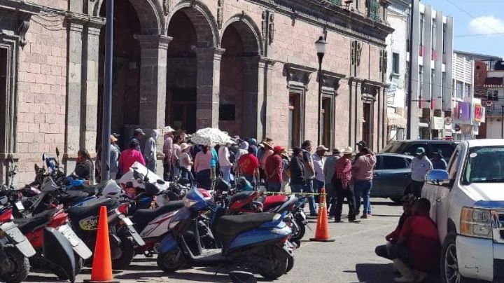 Habitantes de Ixmiquilpan retienen a funcionarios municipales; reclaman obra