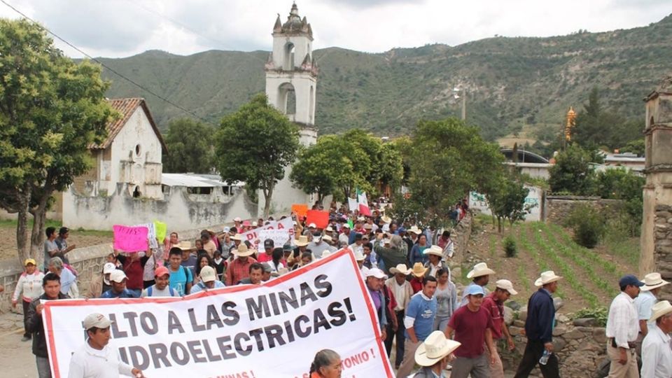 Campesinos denuncian que Almaden Minerals reparte dádivas a los habitantes de Ixtacamaxtitlan, como bultos de fertilizante y de maíz híbrido, así como biofertilizante y les prestan un tractor agrícola