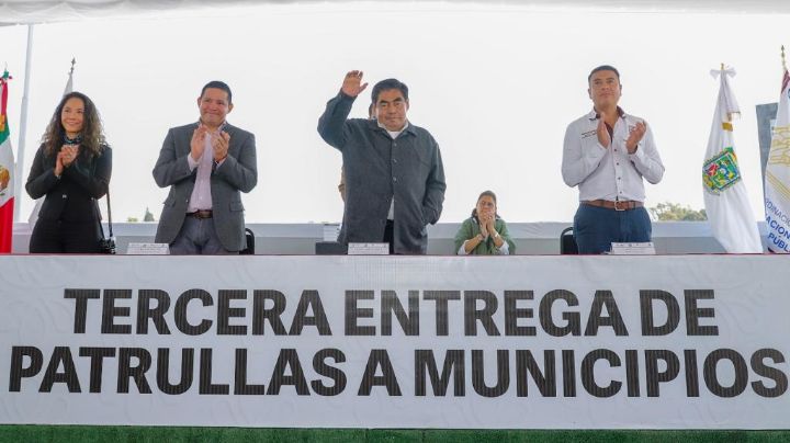Barbosa entrega patrullas a municipios de Puebla