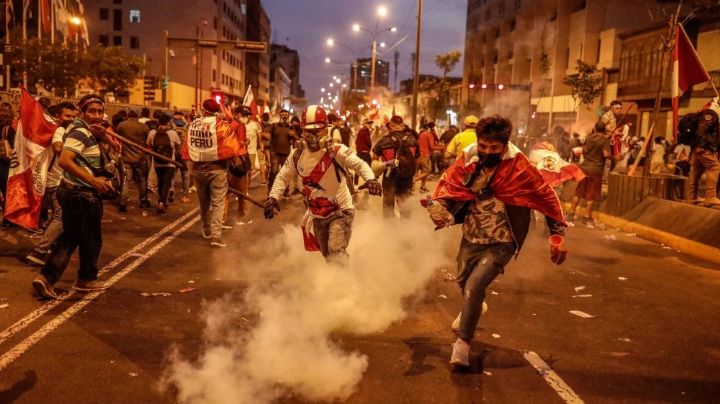 Mueren dos personas en protestas por adelanto de elecciones en Perú