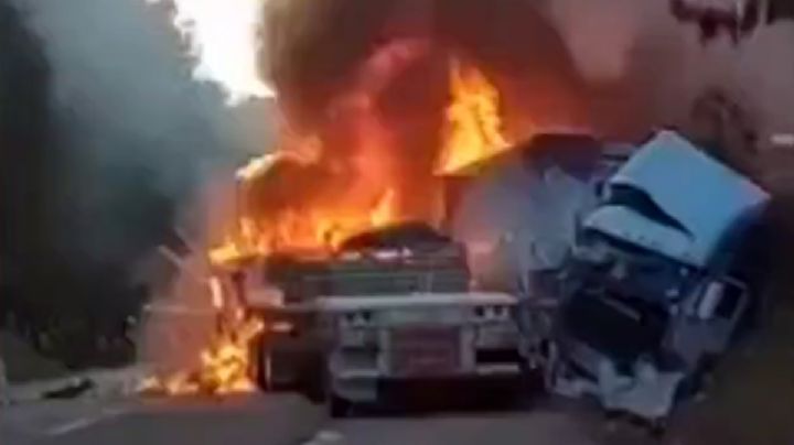 Tráileres chocan de frente y explotan en Acaxochitlán; este es el saldo | VIDEO