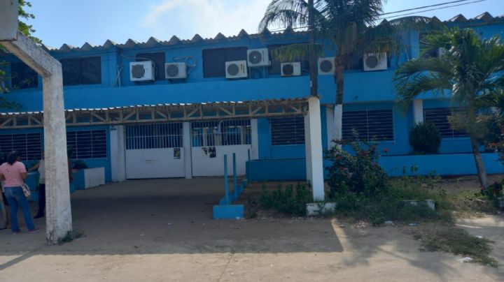 Evacúan escuela primaria por olor a amoníaco en Coatzacoalcos