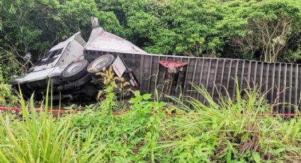 Choque de dos trailers deja un chofer muerto en carretera a Ixhuatlán