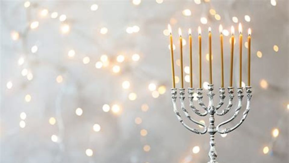 Hanukkah o Janucá en hebreo significa dedicación