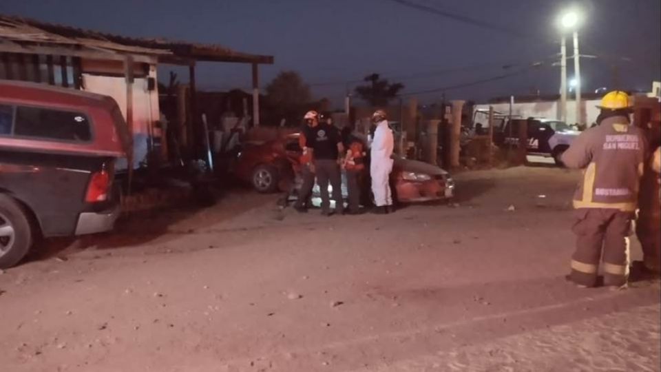 En el interior del auto que fue impactado por la camioneta quedó sin vida un hombre.